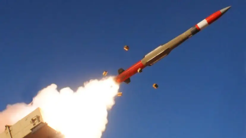 PAC-3 MSE missil avfyres mot blå himmel