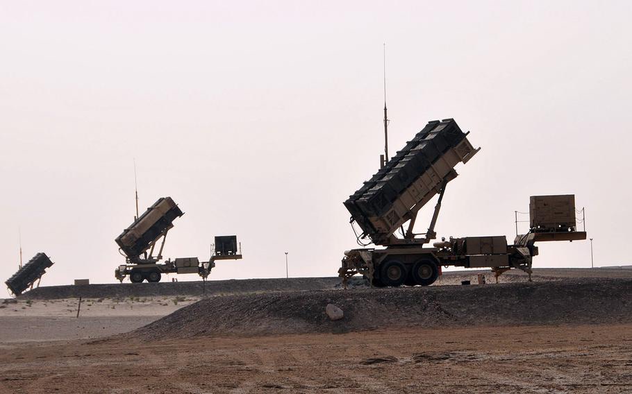 Patriot-batterier utplassert i ørken med tre launcherpakker