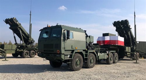 Patriot-batteri i felt med soldater og støtteutstyr