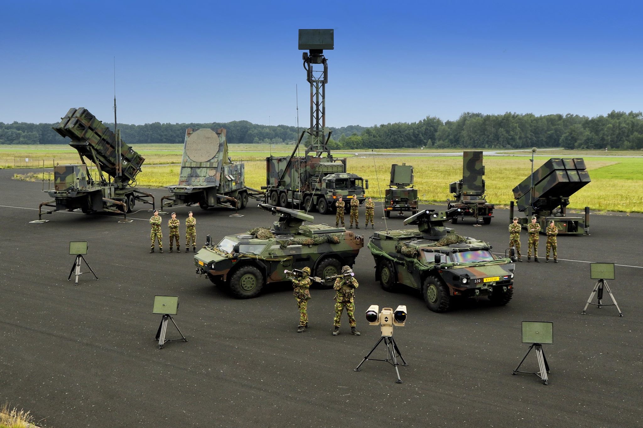 Militærradar med flere antennearrayer i kupert terreng