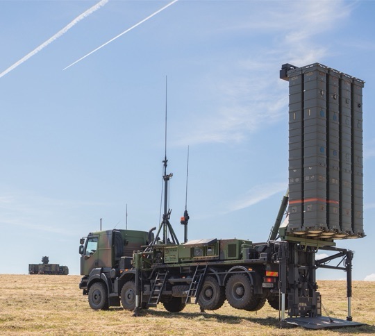 Infographic comparing Patriot and SAMP/T air defense systems